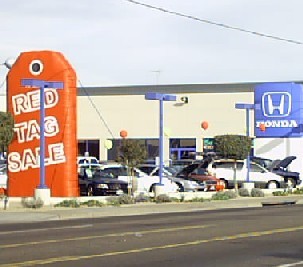 Red Tag inflatables - Giant red tag sale balloons are a car dealer favorite!